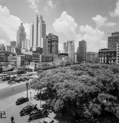 Vale do Anhangabaú, visto a partir do viaduto Santa Efigênia