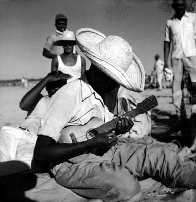 Pescadores com homem tocando violão