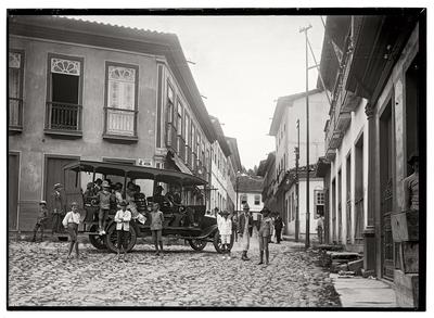 Bonde; o fotógrafo Assis Horta e dois de seus irmãos aparecem na parte traseira do veículo