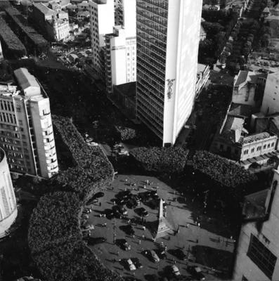 Aspectos de Belo Horizonte, obelisco da Praça Sete, conhecido como Pirulito da Praça Sete