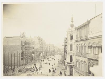 Construção da Avenida Central - edifícios em obras, trabalhos de pavimentação e de instalação dos postes de iluminação