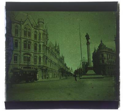 Avenida Central, atual Rio Branco; à direita, o Monumento a Visconde de Mauá