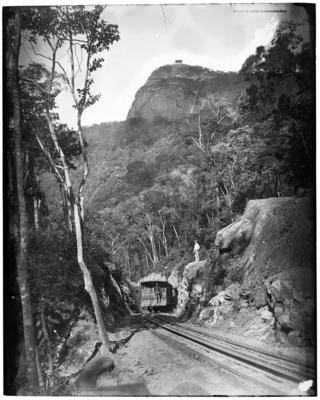 Estrada de Ferro do Corcovado com o mirante Chapéu do Sol ao fundo