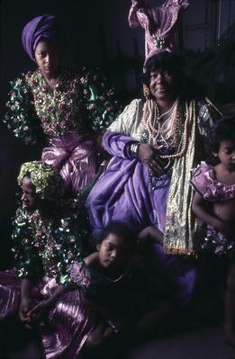 Série Mangueira - Mangueirenses em trajes verde e rosa