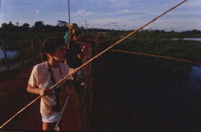Visitantes com vara de pescar