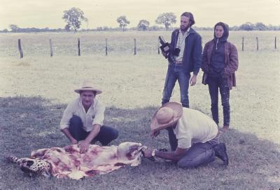 Jorge Bodanzky e Ana Carolina Teixeira Soares no pantanal, filmando a caçada da onça