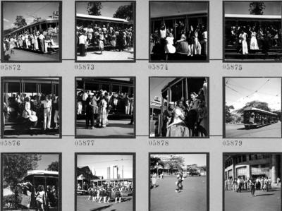 Bonde no carnaval lotado de foliões