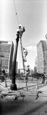 Manutenção de poste no viaduto do Chá