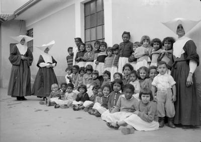 Convento Santo Antônio - crianças e freiras