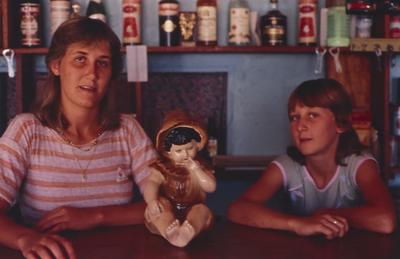 Mulher e criança não identificadas em bar