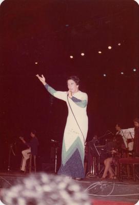 Elizeth Cardoso ao microfone