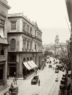 Rua Primeiro de Março; em destaque, o prédio dos Correios