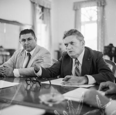 Luis da Câmara Cascudo, à direita, com o então prefeito de Natal, Djalma Maranhão, durante a Semana do Folclore