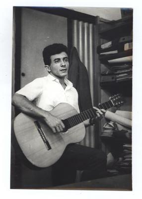Tom Zé com o violão