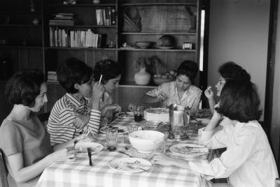 Maria Helena Guedes, Lena Coelho dos Santos, Philomena Miller, Zila Mamede e Maria de Nazareth Soares Lins no alojamento dos professores (Colina)