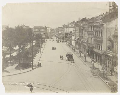 Rua da Carioca e Praça Tiradente (à esquerda)