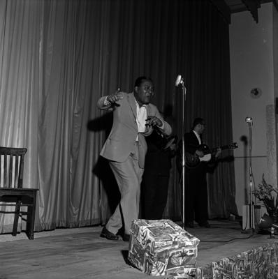 Risadinha acompanhado por instrumentistas