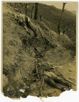 Corpos de soldados chineses, durante ataque ao Morro 682, noroeste de Kumhwa