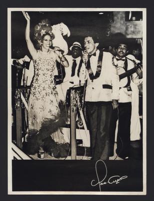 Clara Nunes ao microfone