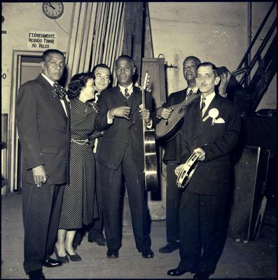 Elisa Coelho e integrantes da Velha Guarda