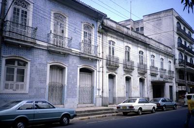 Sobrados e Solar do Barão de Guajará (à esquerda)