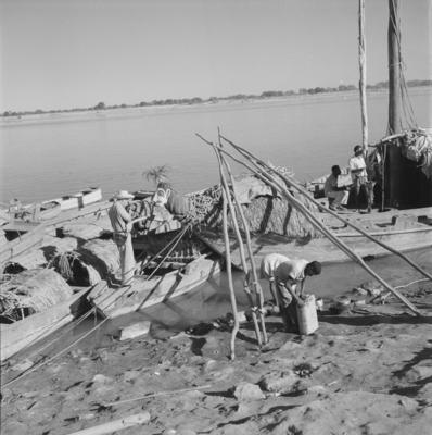 Marcel Gautherot documentando carrancas nas proas dos barcos do rio São Francisco
