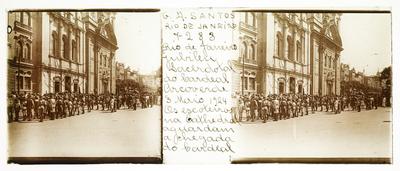 Jubileu Sacerdotal do Cardeal Arcoverde, escoteiros em frente à Catedral aguardam a chegada do Cardeal
