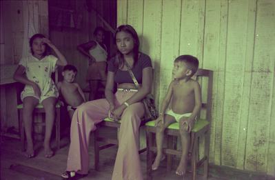 Edna de Cássia e sua família em sua casa