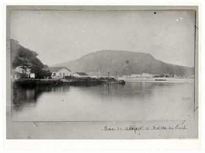Baía de Botafogo; ao fundo, o Hospício D. Pedro II