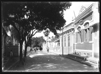 Rua Pinheiro Freire, à direita, sede dos Correios