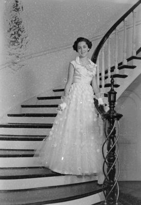 Sonia Figueiredo com vestido de baile