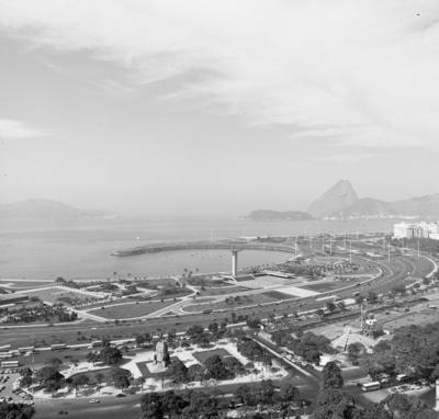 Aterro do Flamengo - vista aérea - destaque para o Monumento aos Pracinhas, ao centro