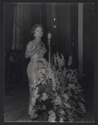 Ângela Maria ao microfone