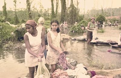 À esquerda está Edna de Cássia, no papel de Iracema