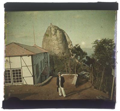 Homem não identificado no Morro da Urca; ao fundo, o Morro do Pão de Açúcar