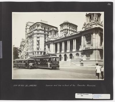 Bonde e ônibus em frente ao Palácio Pedro Ernesto