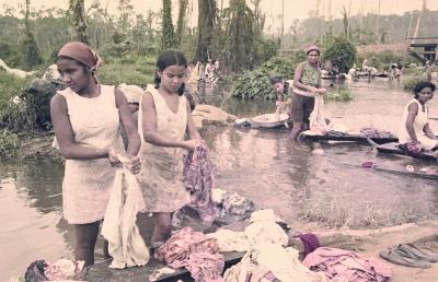 À esquerda está Edna de Cássia, no papel de Iracema