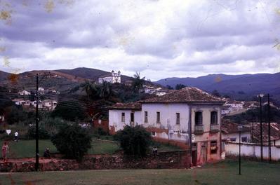 Casas e Igreja do Rosário (ao fundo)