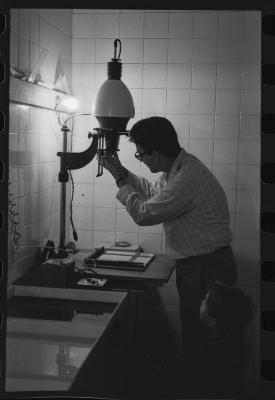 O professor Luís Humberto e seu filho no laboratório fotográfico do Instituto Central de Artes (ICA)