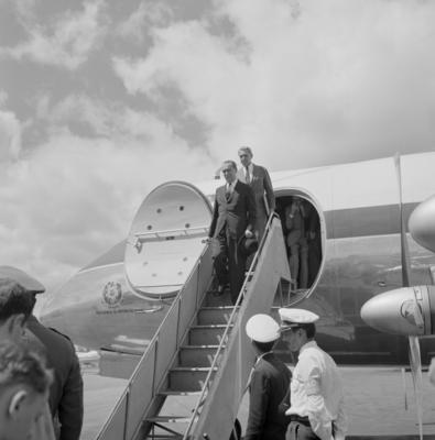 Israel Pinheiro e Juscelino Kubitschek desembarcando do avião presidencial