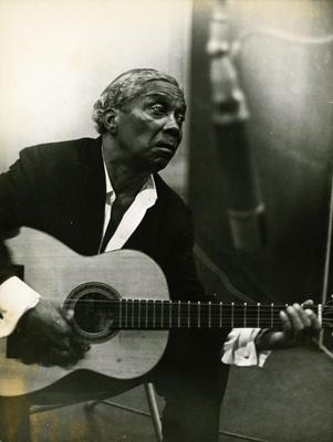 Nelson Cavaquinho com o violão