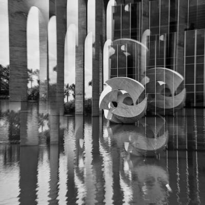 "O Meteoro", escultura de Bruno Giorgi, no Palácio dos Arcos ou Palácio Itamaraty
