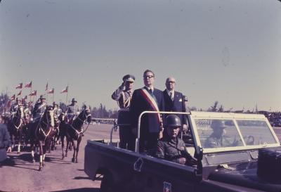 Salvador Allende no desfile militar de comemoração à independência chilena