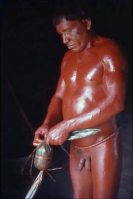 Série Xingu - Cuyaparé com corpo pintado de pasta de urucum
