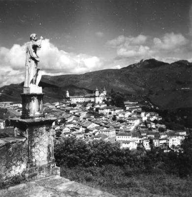 Vistas de Ouro Preto e casario a partir do adro da Igreja de São Francisco de Paula