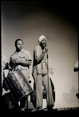 Geovana ao microfone