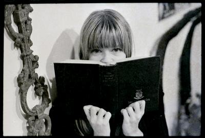 Rita Lee com livro de Shakespeare