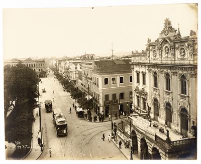 Praça Tiradentes, ao fundo rua da Constituição; à direita a avenida senhor dos Passos e o teatro João Caetano