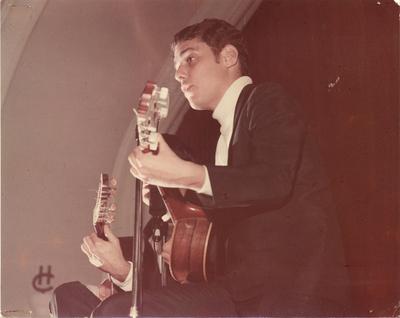 Chico Buarque com o violão