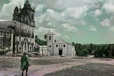 Igreja do Sagrado Coração e Igreja Matriz dos Santos Cosme e Damião (ao centro)